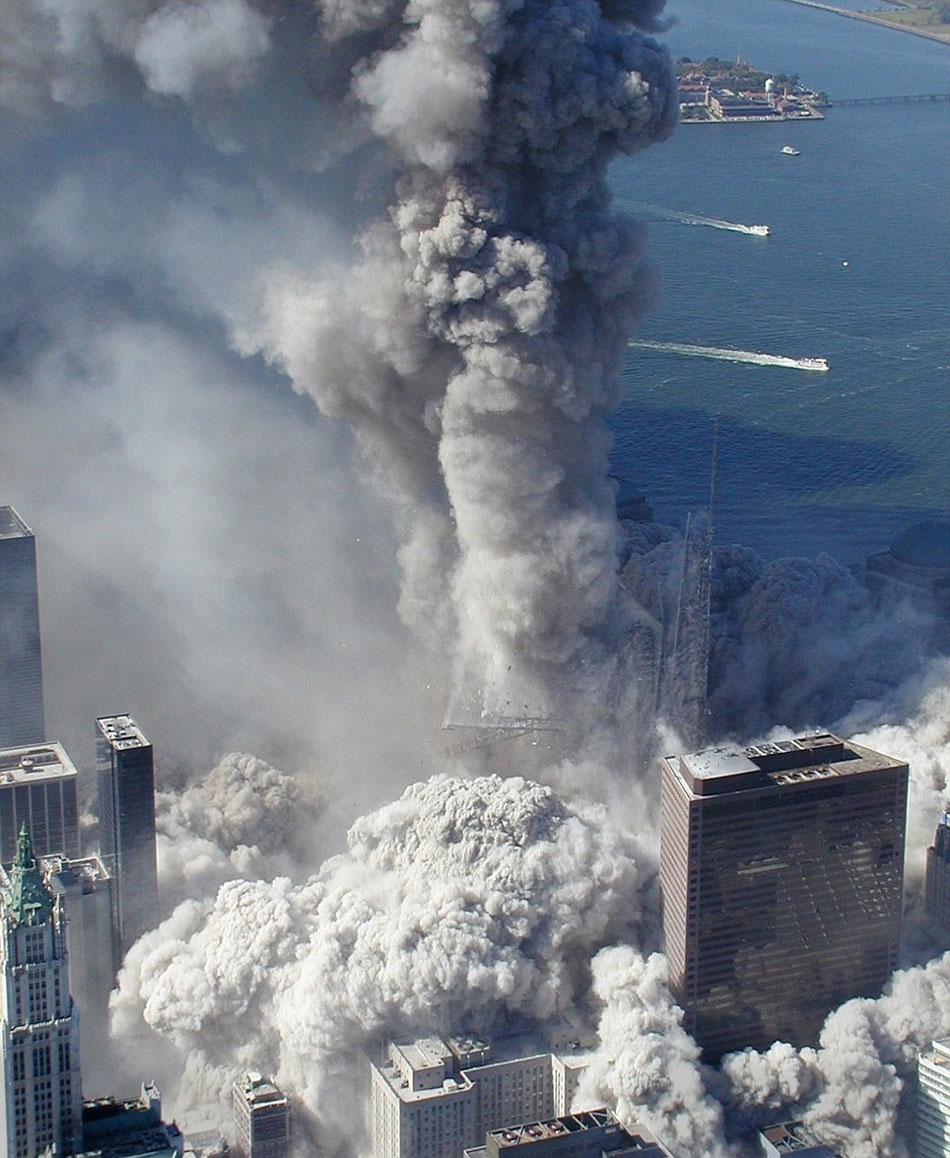 De ineenstorting van de North Tower van het World Trade Center in New York op 11 september, 2001. Rechts op de voorgrond zien we Gebouw 7 staan, dat zes uur later ook als een kaartenhuis zou instorten, zónder dat er een aanslag op gepleegd was. Volgens het overheidsrapport was de oorzaak "een brand veroorzaakt door brandende brokstukken van het WTC"
