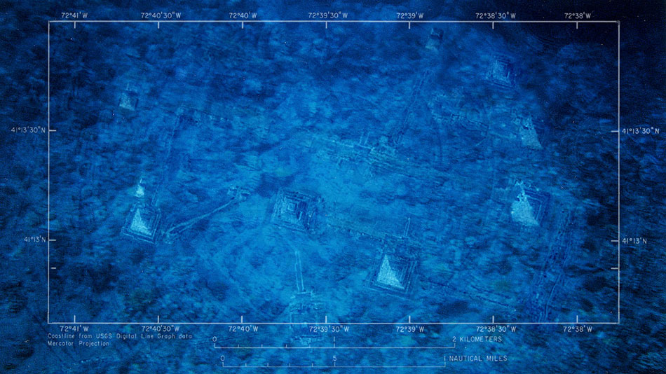 Foto van een onderwater piramidecomplex in de vorm van het sterrenbeeld de Pleiaden. Wie deze coördinaten (41 13' 30"N, 72 41'W) intypt in Google Earth, komt uit in de Long Island Sound, een 20 tot 100 meter diepe baai bij New York. De foto is afkomstig uit "The Orion Conspiracy"