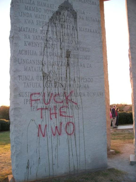 Symbolisch: net als de rest van de illuminati-plannen hebben de "Georgia Guidestones" flink te lijden onder het groeiende bewustzijn onder het publiek