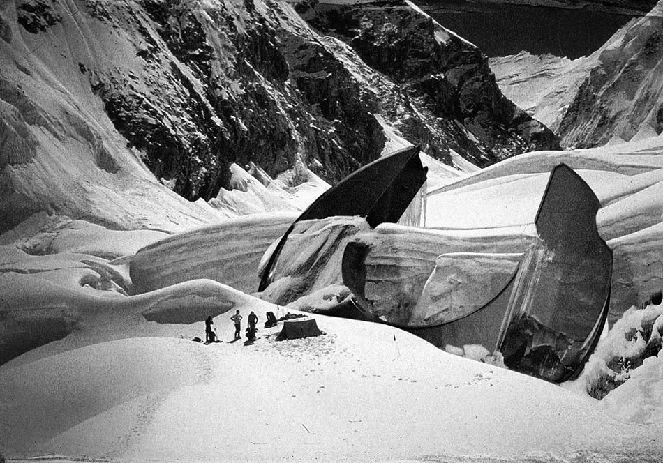 Een Russische legerexpeditie onderzoekt een gecrashte UFO in de bergen van Altai in Centraal-Azië, ergens in de jaren "40