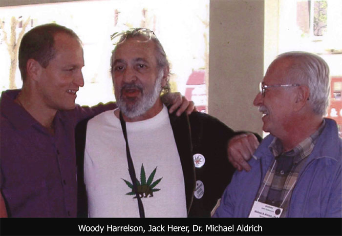 Jack Herer (midden) is schrijver van de bestseller "The Emperor Wears No Clothes: Hemp and the Conspiracy Against Marijuana". Hij reisde de hele wereld over om mensen kennis te laten maken met de helende werking van industriële hennep en medicinale marihuana. Hij bood 50.000 dollar om te bewijzen dat hij ongelijk had. Tot op de dag dat hij stierf aan een hartaanval (15 april, 2010) heeft hij zijn beloning op zak kunnen houden