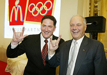 Net als vele andere illuminati zien we de CEO's van McDonald's regelmatig een 'geheim' illuminati handgebaar maken bij openbare optredens, zoals hier op presentaties voor de Spelen