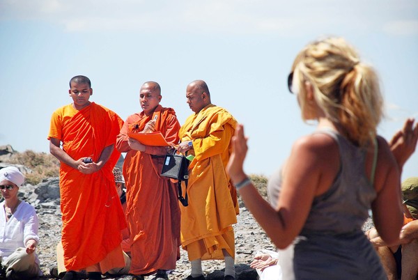 Steeds meer mensen van allerlei komaf komen online en offline (zoals hier op Mount Baldy in Californië) bij elkaar om samen te mediteren/visualiseren voor een betere wereld