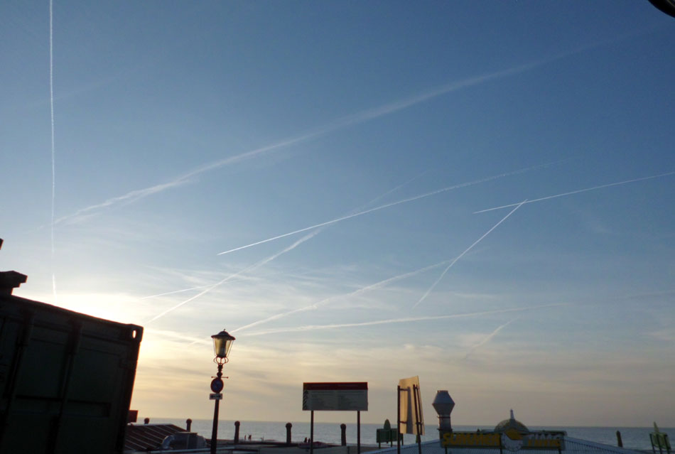 Chemtrails boven de Noordzee bij Scheveningen