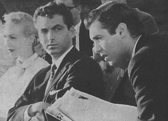Valiant Thor, een afgezant van de planeet Venus die eind jaren '50 drie jaar in het Pentagon verbleef om -tevergeefs- met de Amerikaanse regering te onderhandelen over een plan voor vrede op Aarde. Links van Thor twee Venusiaanse metgezellen van hem
